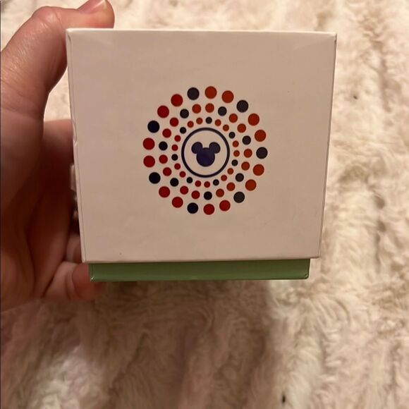 Disney World Epcot United Kingdom Alice White MagicBand LE 1000 - Picture 6 of 9